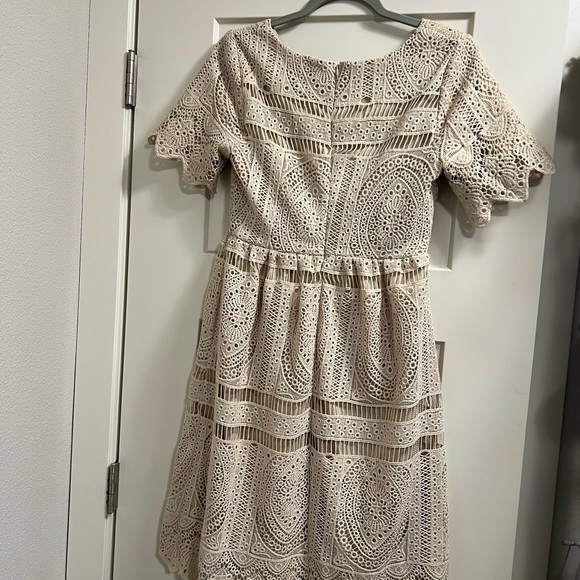 Lace dress - Picture 2 of 2